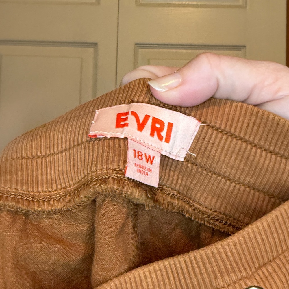 EVRI Women's Rust-Colored Cargo Shorts - Washed, Not Worn - 18W - Picture 3 of 6